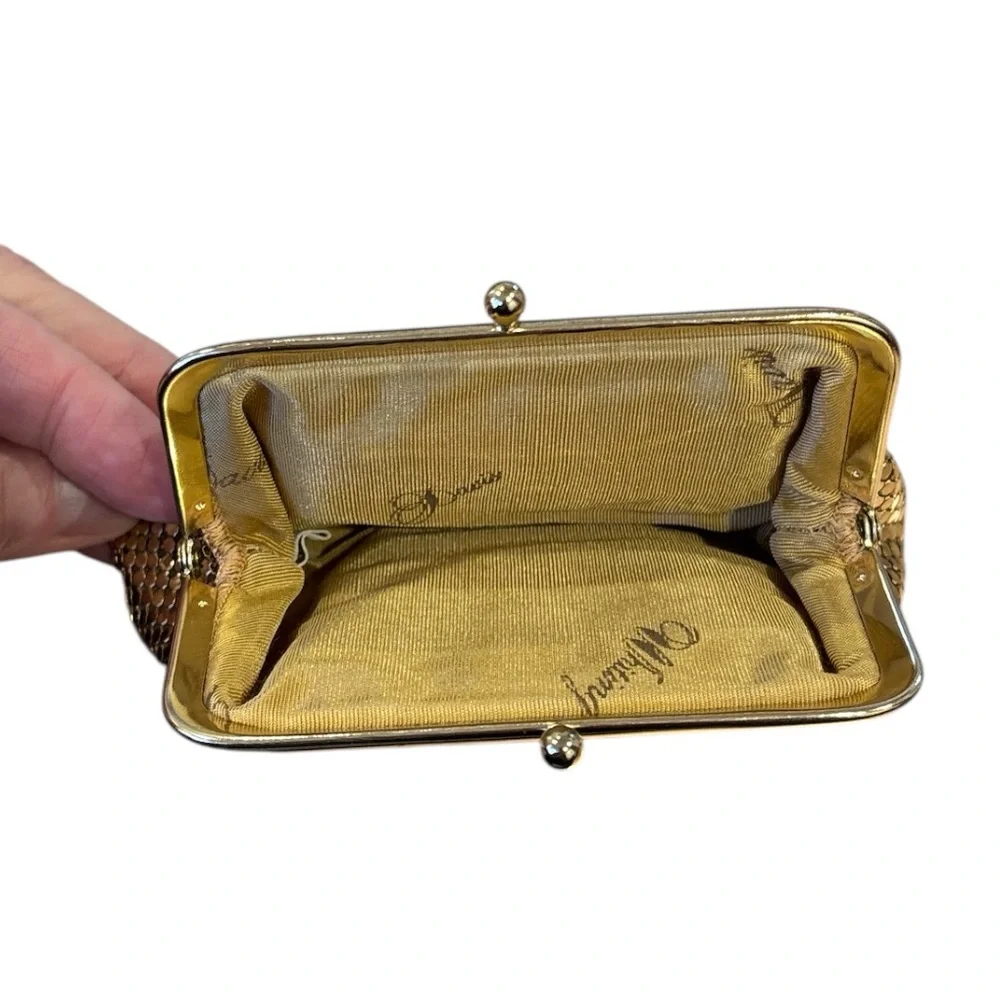 50s WHITING & DAVIS MCM SHIMMERING GOLD MESH CHANGE PURSE W KISS CLOSURE 3